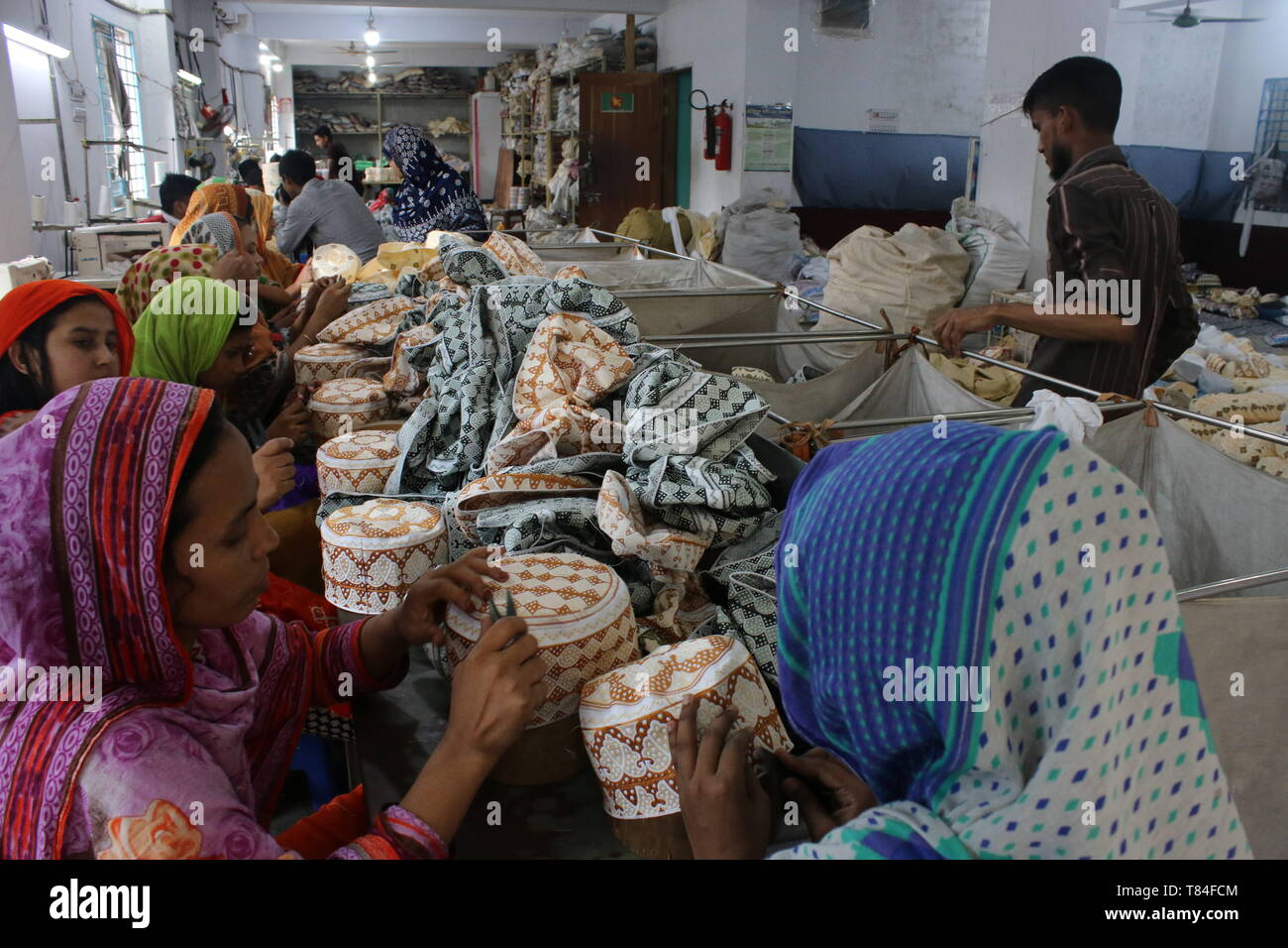 Dhaka Dhaka Bangladesh 8th May 2019 Workers Are Seen Making - 